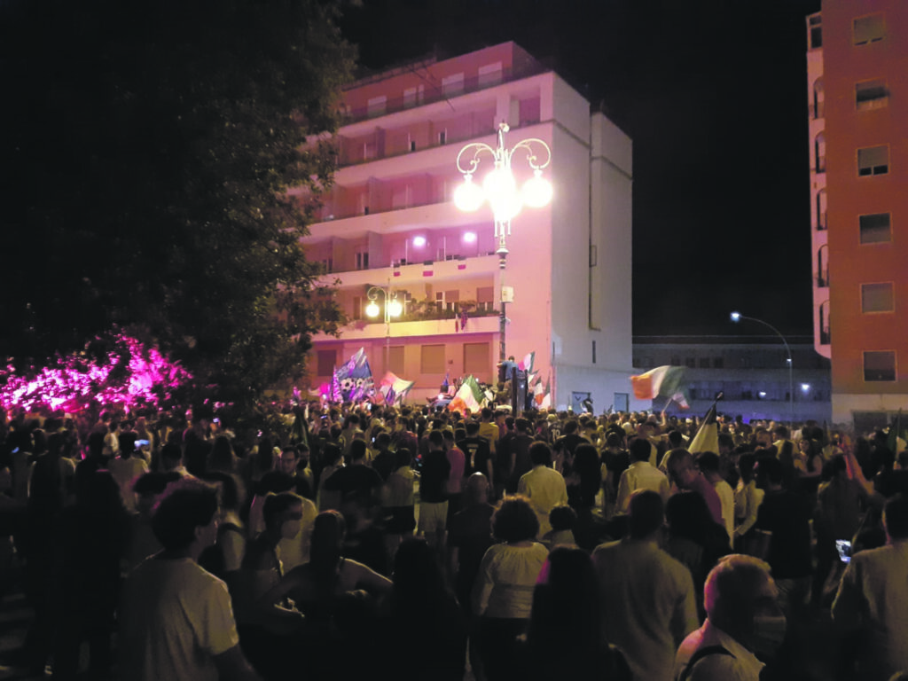 Incidenza più alta fra gli uomini, l’età media dei contagiati si è abbassata: l’effetto Europei