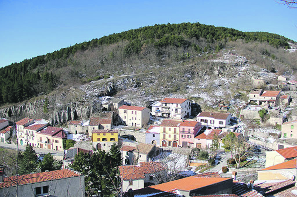 Santa Maria del Molise, il viaggio diventa un incubo: senza la doppia dose non può tornare in Canada