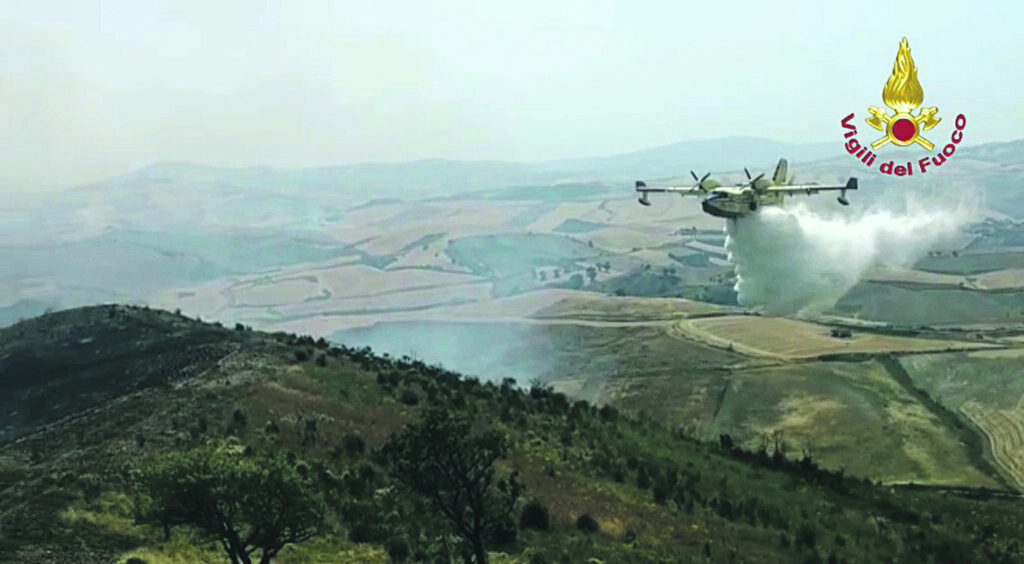 Divampano numerosi roghi in basso Molise, Canadair in volo
