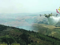 Divampano numerosi roghi in basso Molise, Canadair in volo