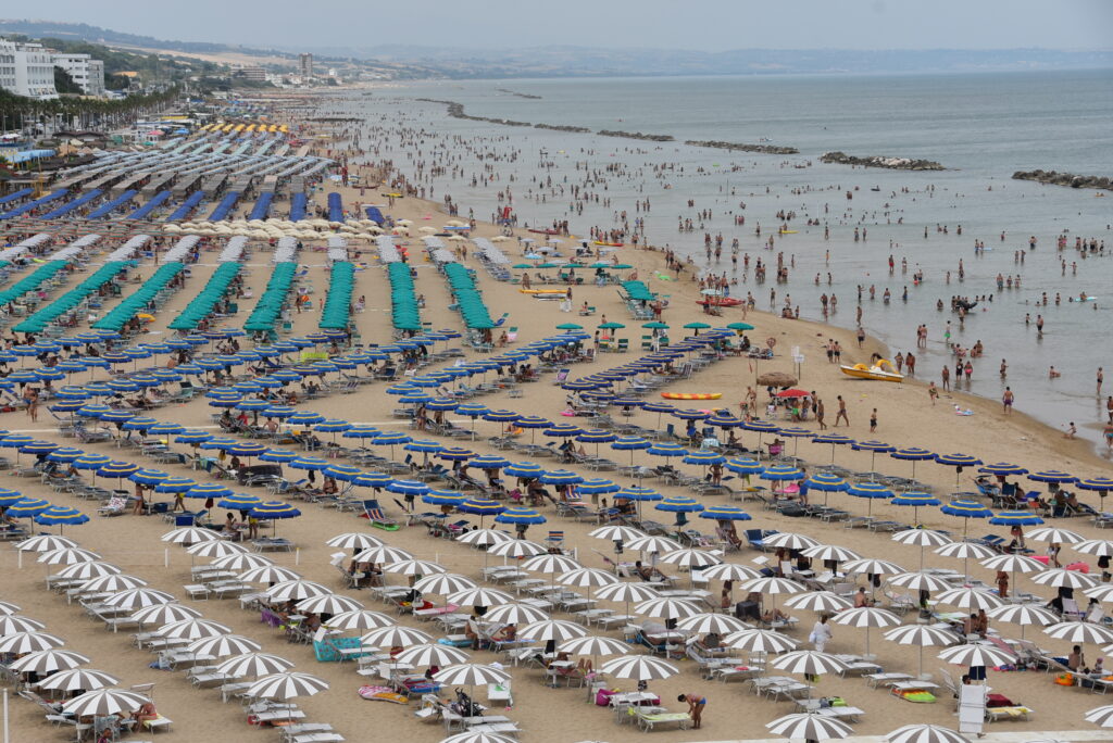 Caldo infernale sulla costa, le spiagge prese d’assalto