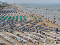 Caldo infernale sulla costa, le spiagge prese d’assalto