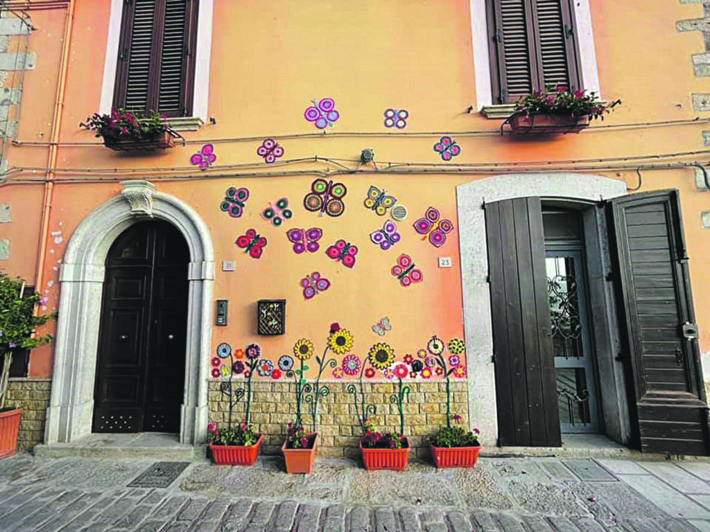 A Trivento ‘la casa delle farfalle’, l’ultima “trovata” delle uncinettine