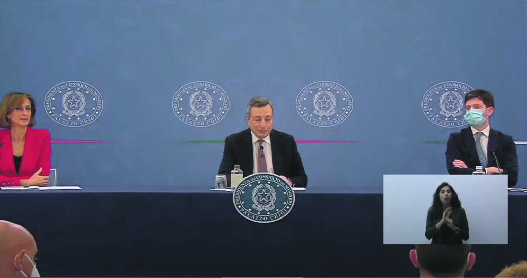 Bar e ristoranti al chiuso, musei e sport: dal 6 agosto si accede con il green pass