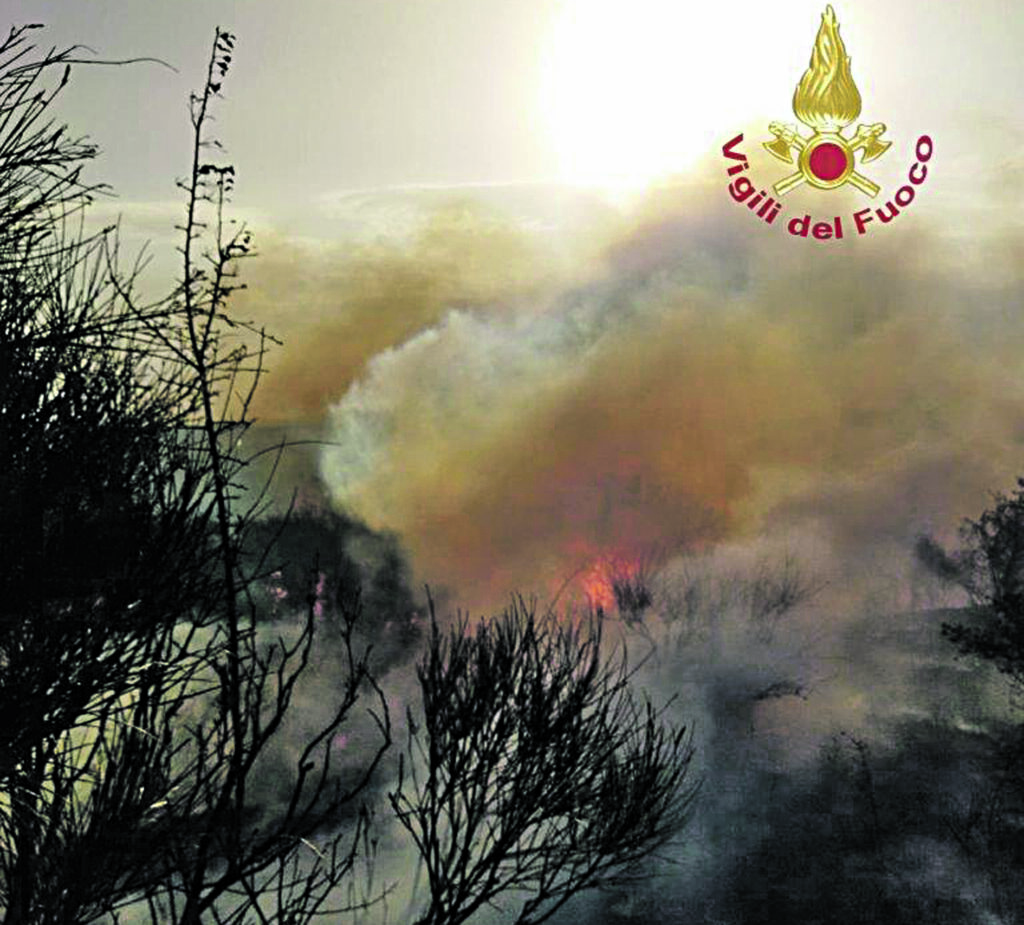 Afa e vento, le fiamme divampano ovunque