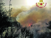 Afa e vento, le fiamme divampano ovunque