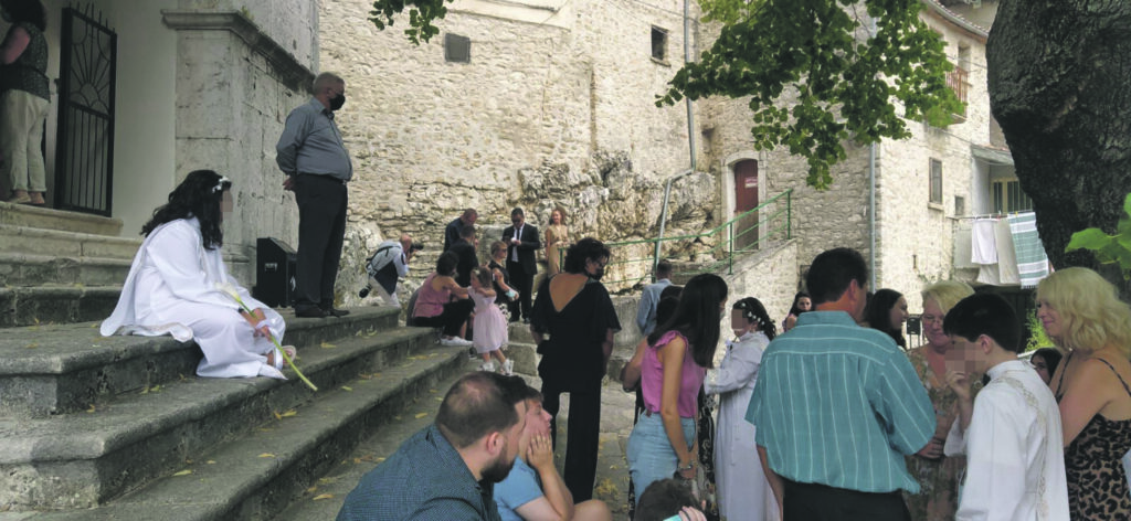 Longano, parroco in quarantena: ore di attesa sul sagrato per la prima comunione