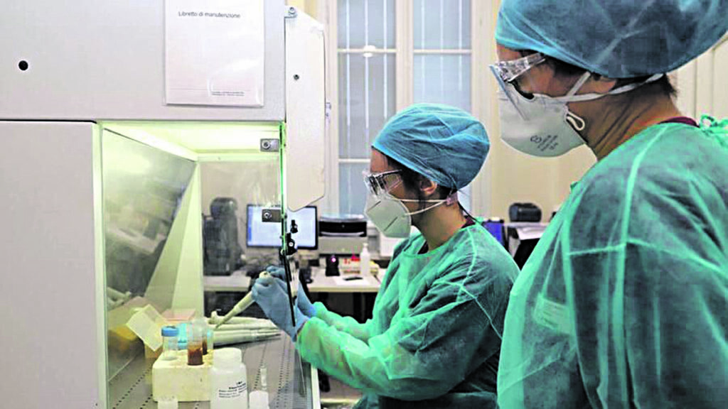 Il Covid è tra noi e viaggia veloce: aumentano indice di trasmissibiltà e incidenza