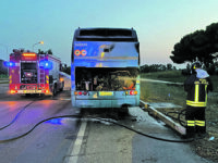 In fiamme bus dell’Atm davanti allo stabilimento Fca, rogo spento dal 115