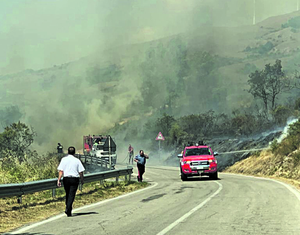 Fiamme tra Belmonte e Castiglione, strada chiusa