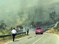 Fiamme tra Belmonte e Castiglione, strada chiusa
