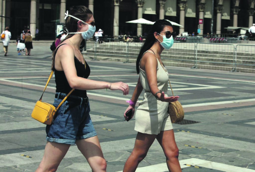 PERSONE CON LA MASCHERINA IN PIAZZA DEL DUOMO A MILANO
TEMPO LIBERO
PASSEGGIATA PASSEGGIATE
CALDO ESTATE