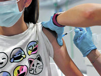 epa09409455 A teenager receives a dose of a vaccine against COVID-19 at a hospital in Madrid, Spain, 11 August 2021. Madrid begins to vaccinate children over 12 years old, a measure that is already started in other Spanish regions.  EPA/CHEMA MOYA