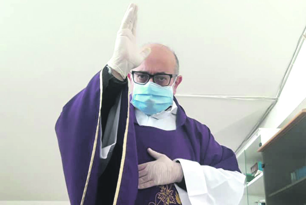 Funerale Covid a Villacanale, il parroco chiede la Polizia in piazza