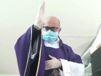 Funerale Covid a Villacanale, il parroco chiede la Polizia in piazza