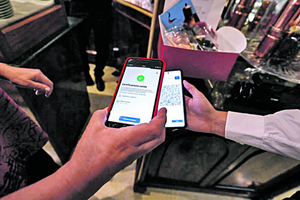 Entra in vigore l'obbligo di Green pass nei bar, Roma, 6 agosto 2021. ANSA/RICCARDO ANTIMIANI