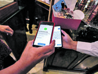 Entra in vigore l'obbligo di Green pass nei bar, Roma, 6 agosto 2021. ANSA/RICCARDO ANTIMIANI