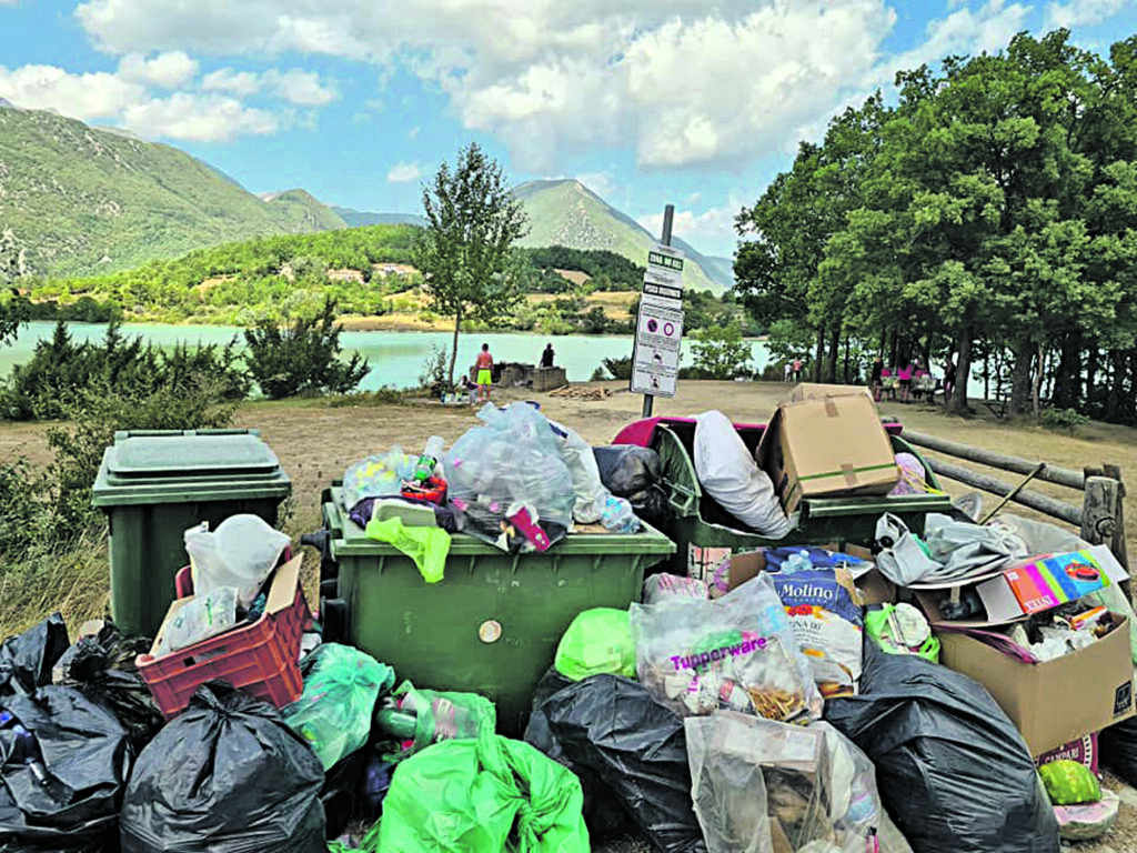 Castel San Vincenzo preso d’assalto, immondizia sulle sponde del lago