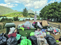 Castel San Vincenzo preso d’assalto, immondizia sulle sponde del lago