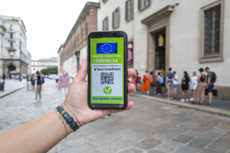 Guariti senza certificato, vaccinati all’estero & Co: cosa fare per scaricare il green pass