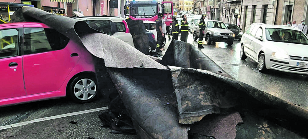 Campobasso, paura in via Mazzini: vola la copertura di un tetto