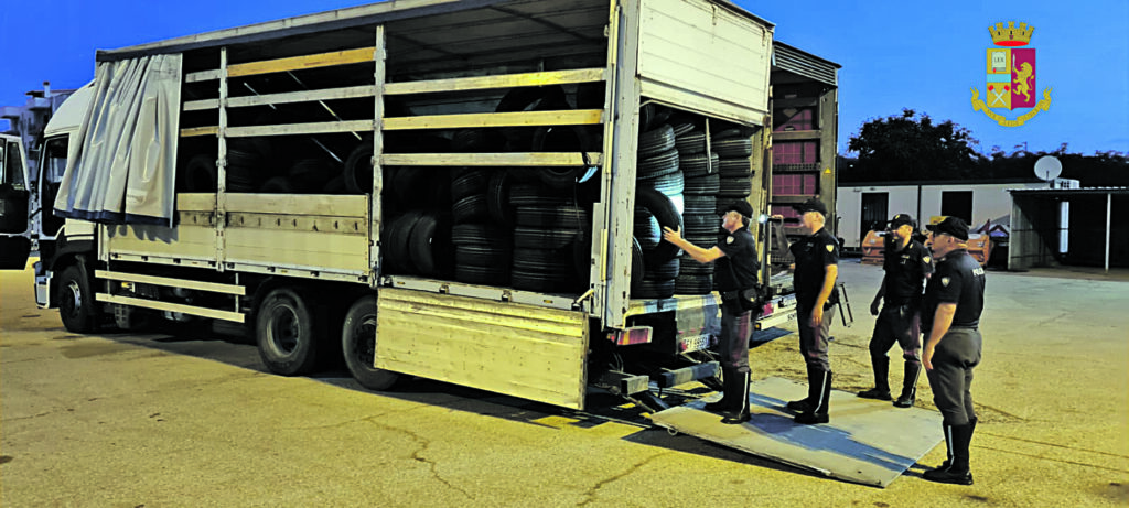 Rubano 400 pneumatici, due banditi arrestati sull’A14