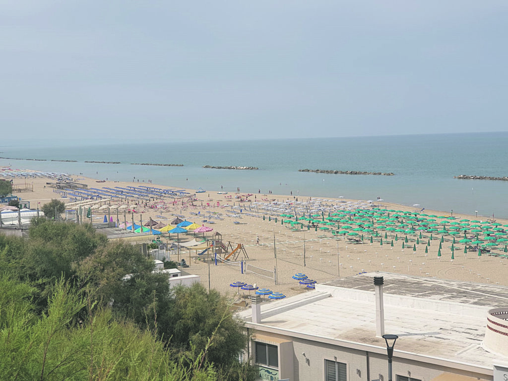 Mai così tanti bagnanti in spiaggia a settembre