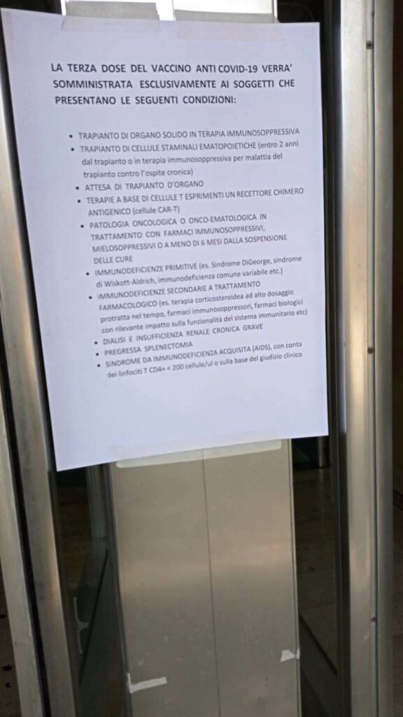 Terza dose, utenti chiamati e poi ‘respinti’ nei centri