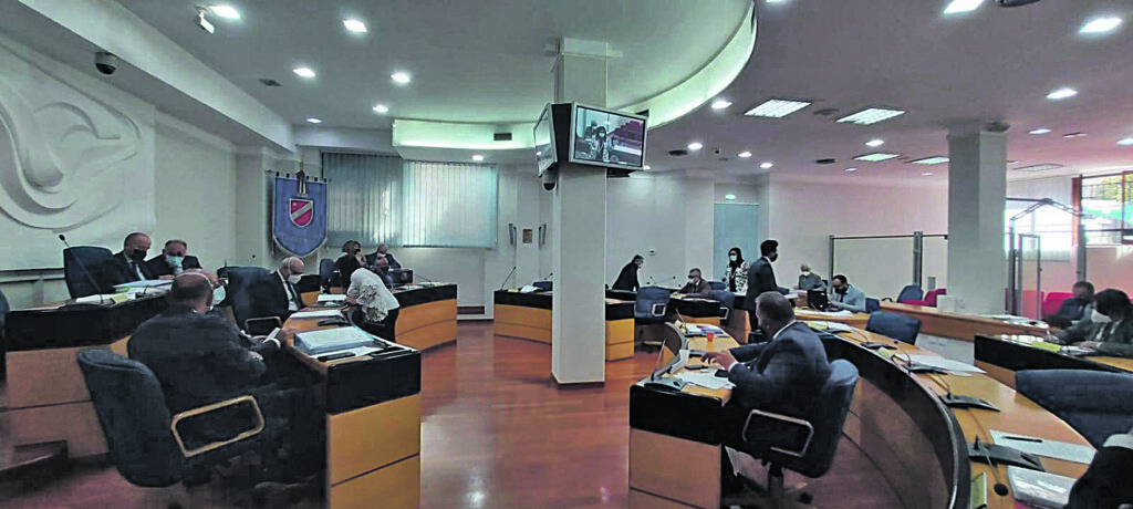 Il piano operativo irrompe in Aula e ‘spacca’ pure il centrodestra