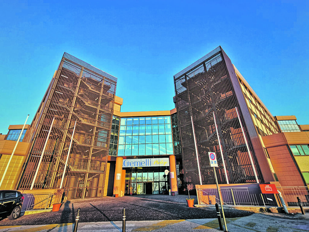 Al Savoia va in scena la beneficenza, stasera “Iss, essa e o malamente”