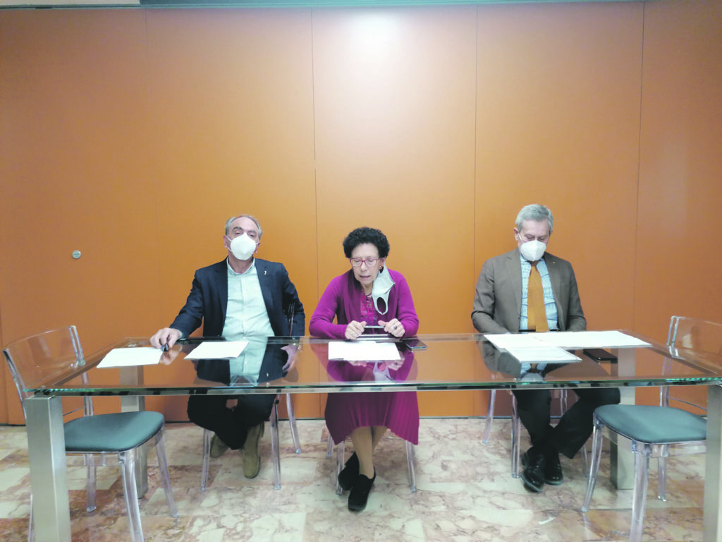 Manifesti no vax a Campobasso, la rabbia dei medici: «Frasi false e deliranti: inaccettabile»