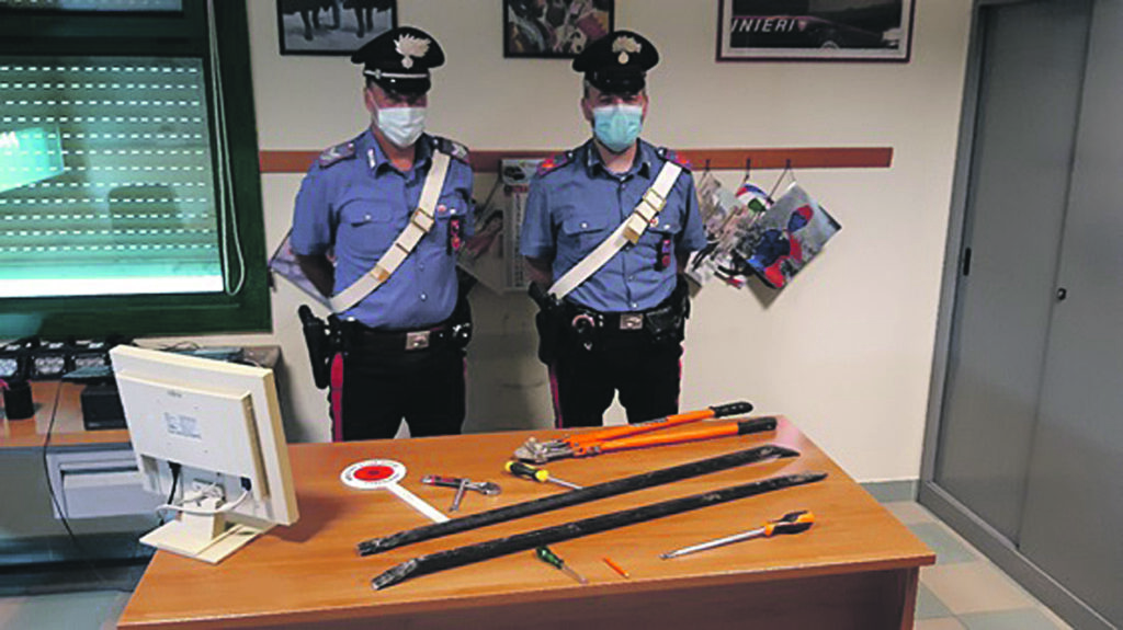 Venafro, banda di ladri in fuga braccata dai Carabinieri: sequestrati Fiat Brava e arnesi da scasso