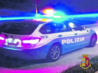 Isernia, la ruota a terra e l’intervento della Polstrada: dall’auto sbucano una pistola e le munizioni