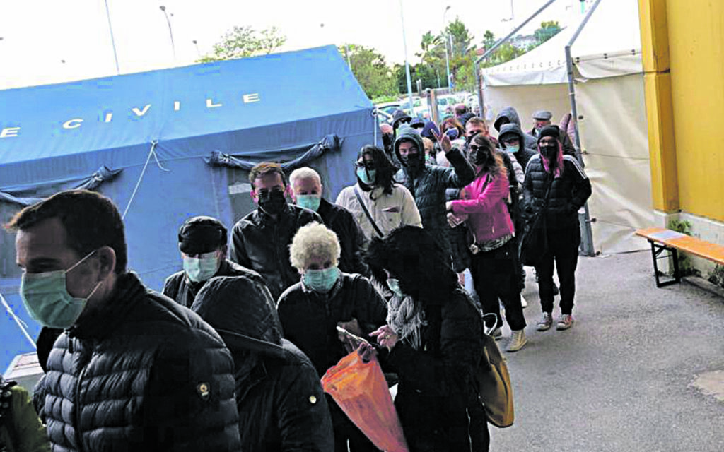 Freddo e vento, anziani e pazienti in fila davanti al San Timoteo: «Vergognoso»