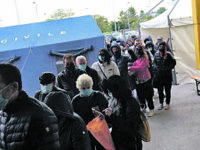 Freddo e vento, anziani e pazienti in fila davanti al San Timoteo: «Vergognoso»