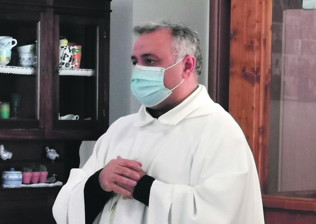 Trasferimento di don Peppino, le firme nelle mani di Bregantini: i fedeli ora confidano nel vescovo