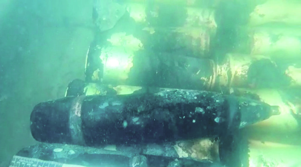 Ordigni della seconda guerra mondiale fatti brillare ancora al largo della costa