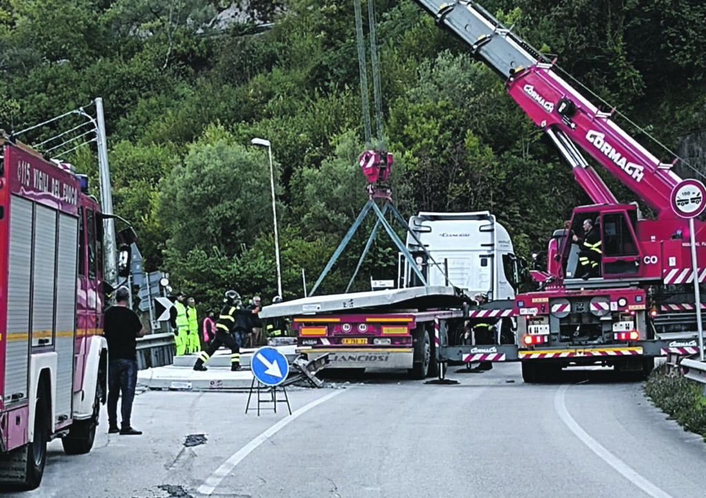Mezzo pesante perde il carico, traffico in tilt sulla Statale Casilina