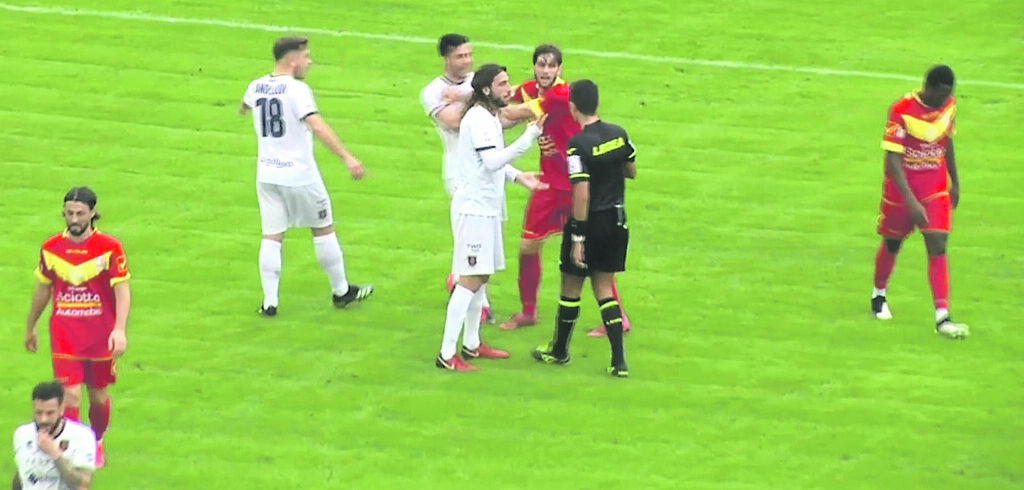 Primo tempo da cancellare, i Lupi cadono a Messina