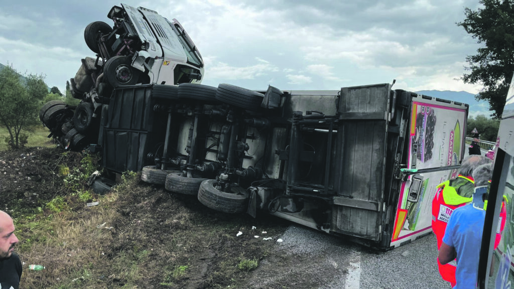 Tir si ribalta sulla Casilina, autotrasportatore in ospedale