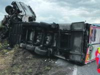 Tir si ribalta sulla Casilina, autotrasportatore in ospedale