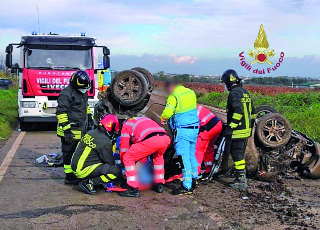 Campomarino, si ribalta con l’auto e finisce nella cunetta piena di fango: 43enne estratta viva
