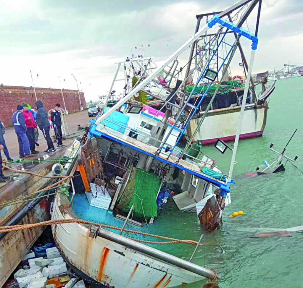 Mare in burrasca, due i pescherecci finiti sott’acqua: scatta l’emergenza
