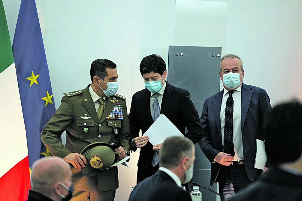 Sancita la svolta nella campagna: terza dose a tutti, le forniture ci sono