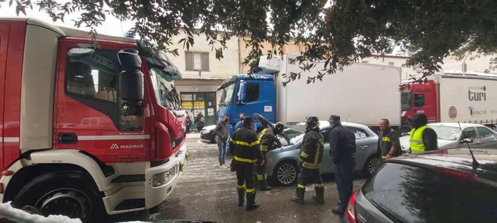 Campobasso. Pochi centimetri di neve e la città va in tilt, camion e auto in panne