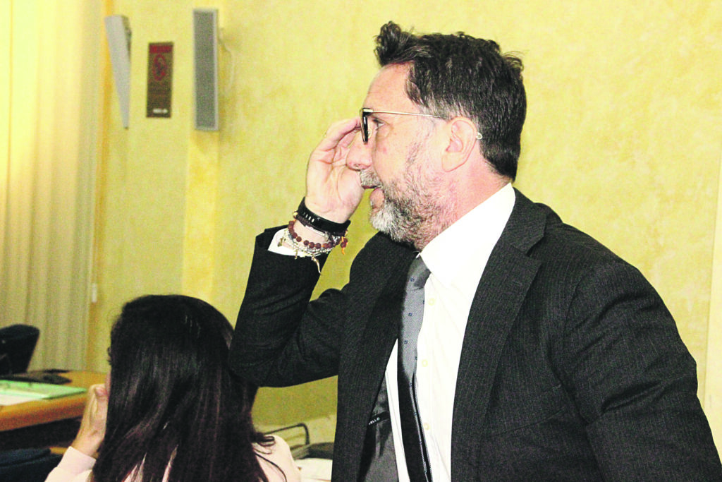 Le leggi sono rare, le chiacchiere molte… «tanto c’è un altro anno di stipendio…»