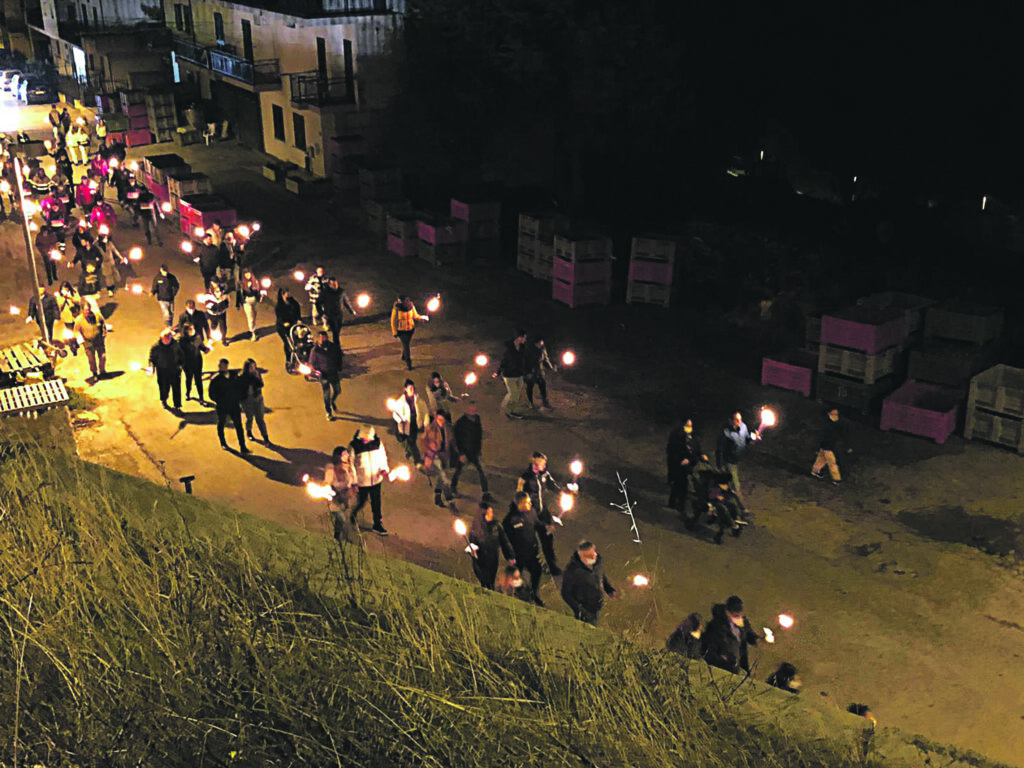 Le fiaccole a San Giuliano di Puglia illuminano i ricordi dopo 19 anni