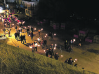 Le fiaccole a San Giuliano di Puglia illuminano i ricordi dopo 19 anni