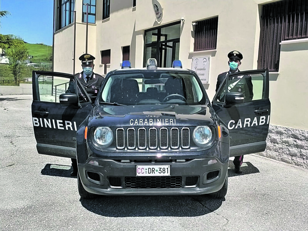 Cercemaggiore, vuole portare la ragazza con sé e si scaglia contro i carabinieri