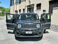 Cercemaggiore, vuole portare la ragazza con sé e si scaglia contro i carabinieri